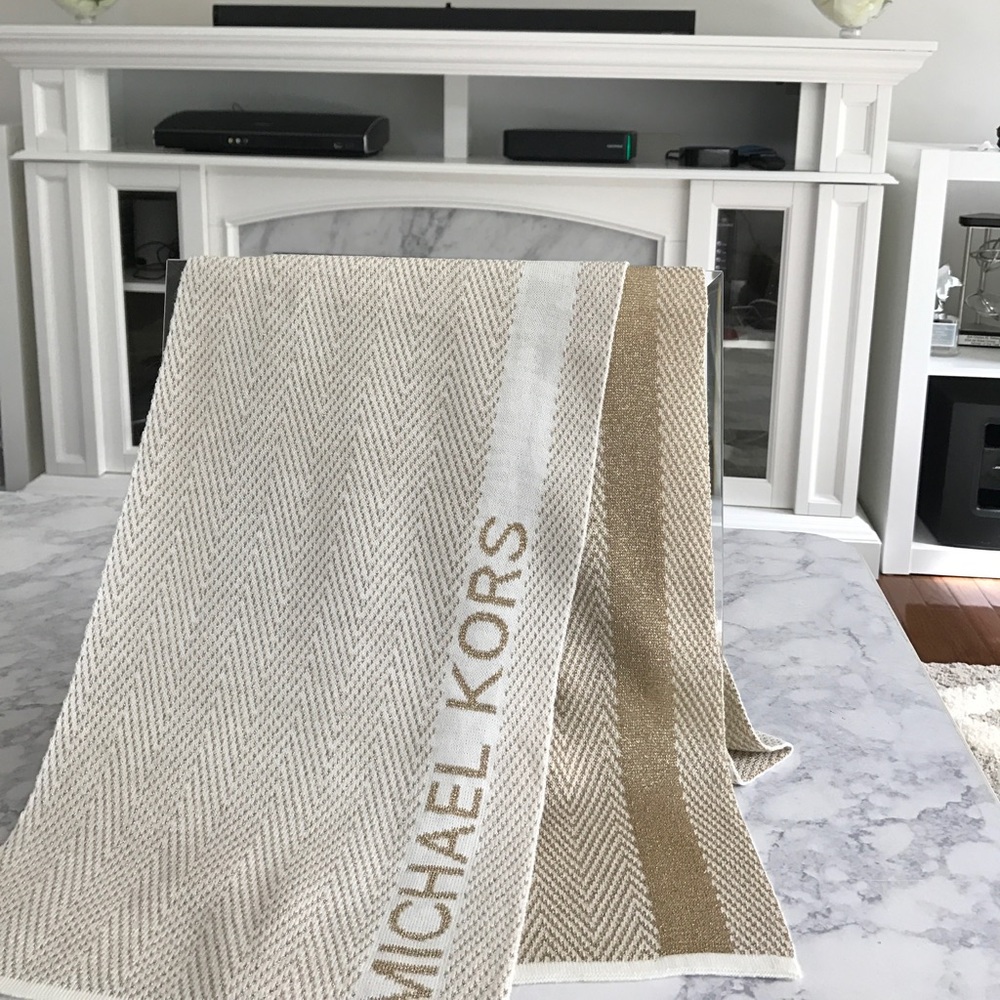 🆕 Michael Kors Pegged Scarves